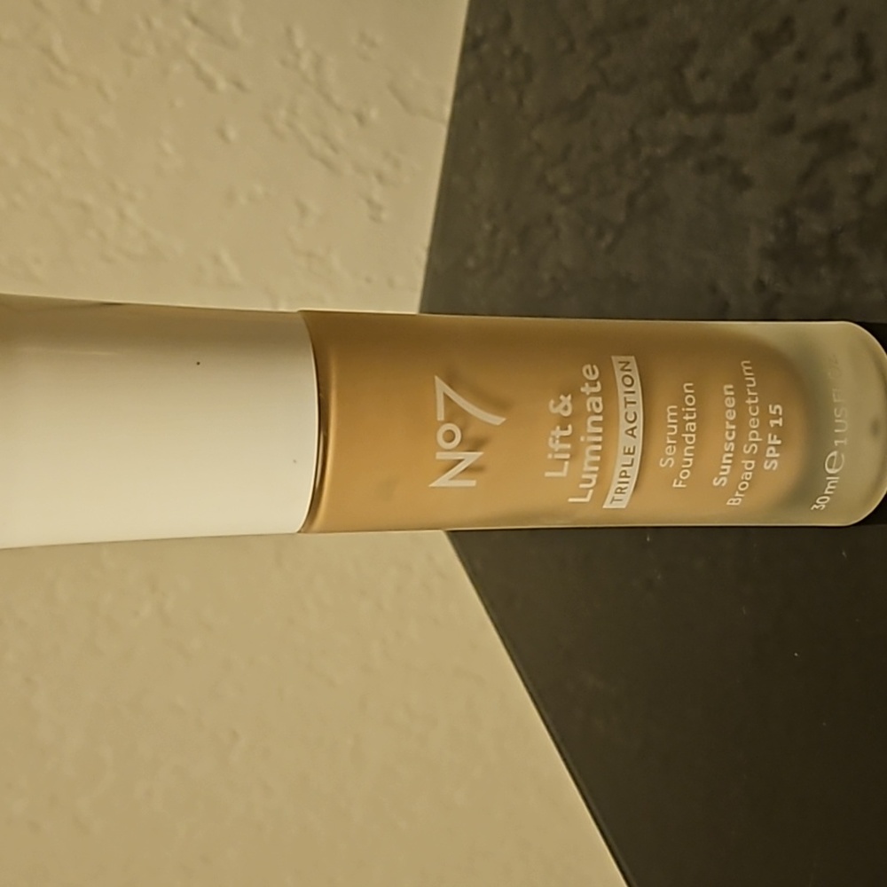 No 7 Lift & Luminate Serum Foundation